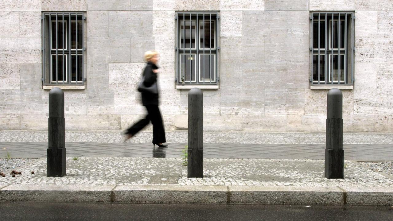 Eisenpoller auf einem Gehweg in Berlin Eisenpoller auf einem Gehweg in Berlin