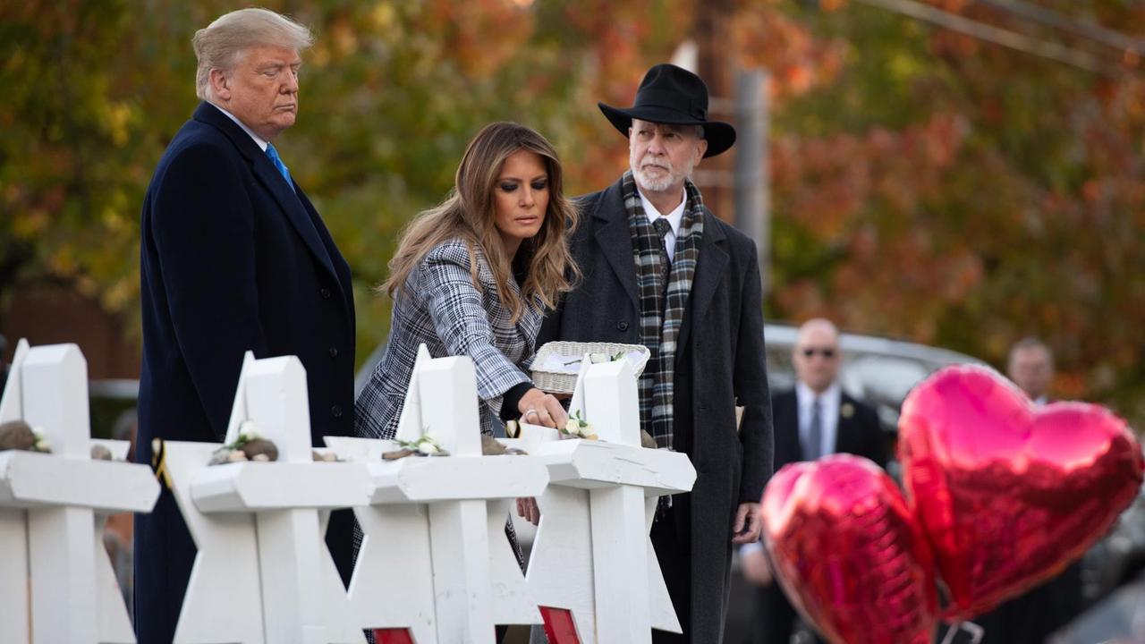 Kondolenzbesuch von Donald und Melania Trump nach dem Attentat auf eine Synagoge in Pittsburgh Kondolenzbesuch von Donald und Melania Trump nach dem Attentat auf eine Synagoge in Pittsburgh