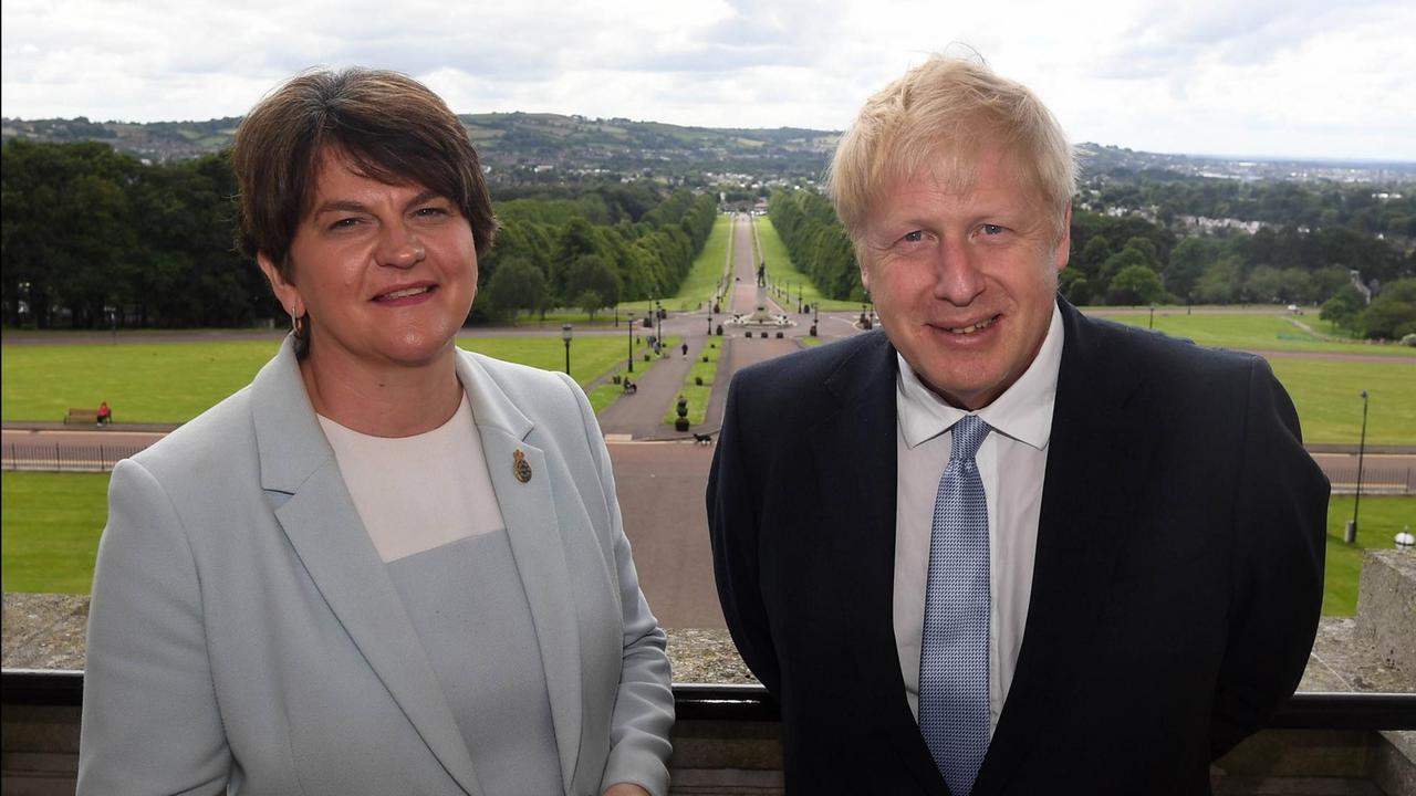 Die Konservativen Arlene Foster (DUP) und Boris Johnson im Juli 2019 in Belfast Die Konservativen Arlene Foster (DUP) und Boris Johnson im Juli 2019 in Belfast