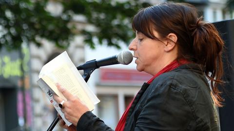 Die Schriftstellerin Annett Gröschner liest am 1. Juli 2015 in Berlin vor dem Gemüsehändler Bizim Bakkal, um gegen die Kündigung des Mietvertrags zu protestieren.