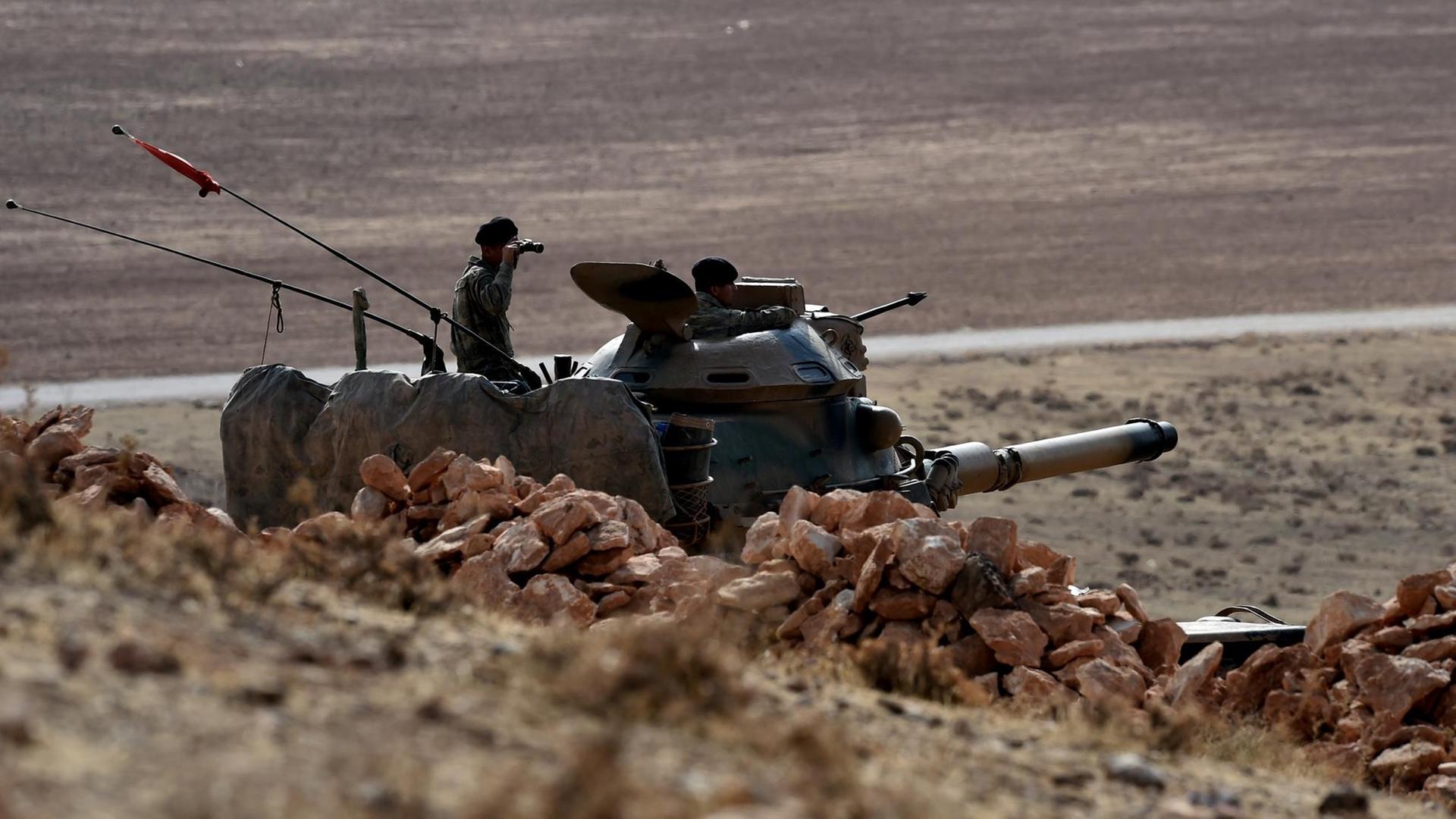Türkische Soldaten auf einem Panzer beobachten die Grenze zu Syrien. Türkische Soldaten auf einem Panzer beobachten die Grenze zu Syrien.