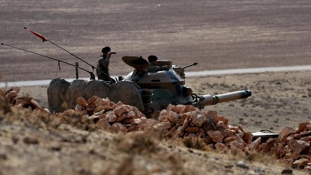 Türkische Soldaten auf einem Panzer beobachten die Grenze zu Syrien.