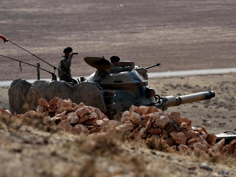 Türkische Soldaten auf einem Panzer beobachten die Grenze zu Syrien.
