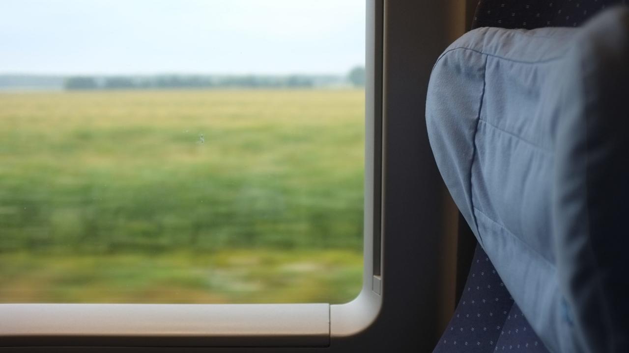 Viel Bewegung und viel Langeweile - der Blick aus ein Zugfenster aus ein Feld Viel Bewegung und viel Langeweile - der Blick aus ein Zugfenster aus ein Feld