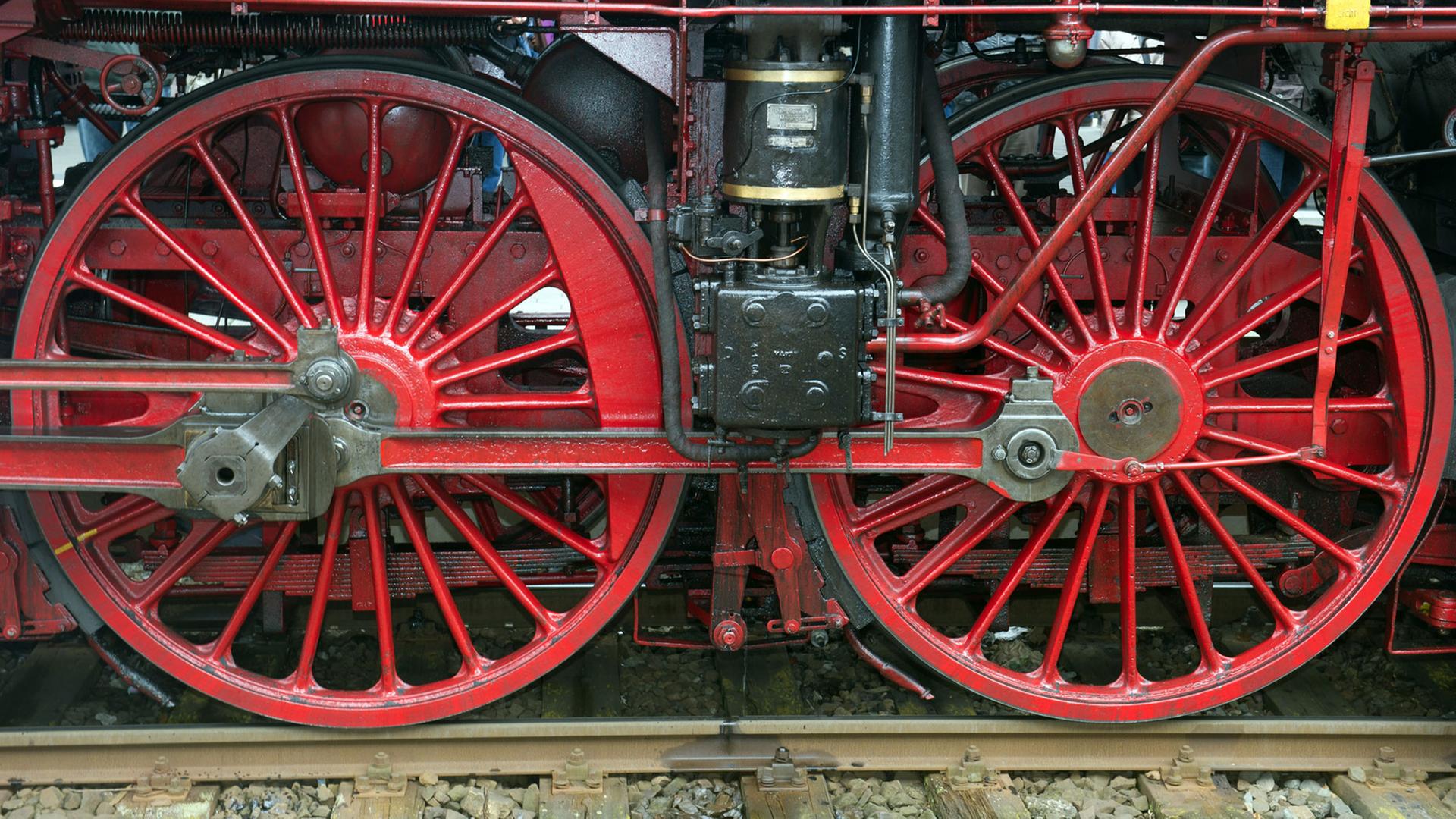 Die Antriebsräder der Schnellzuglokomotive im Bahnhof Stralsund (Mecklenburg-Vorpommern). Die Antriebsräder der Schnellzuglokomotive im Bahnhof Stralsund (Mecklenburg-Vorpommern).