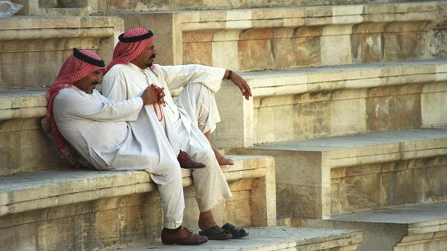 Palaestinenser sitzen auf Treppe, roemisches Theater, Amman, Jordanien / Palästinenser, römisches Theater | Verwendung weltweit