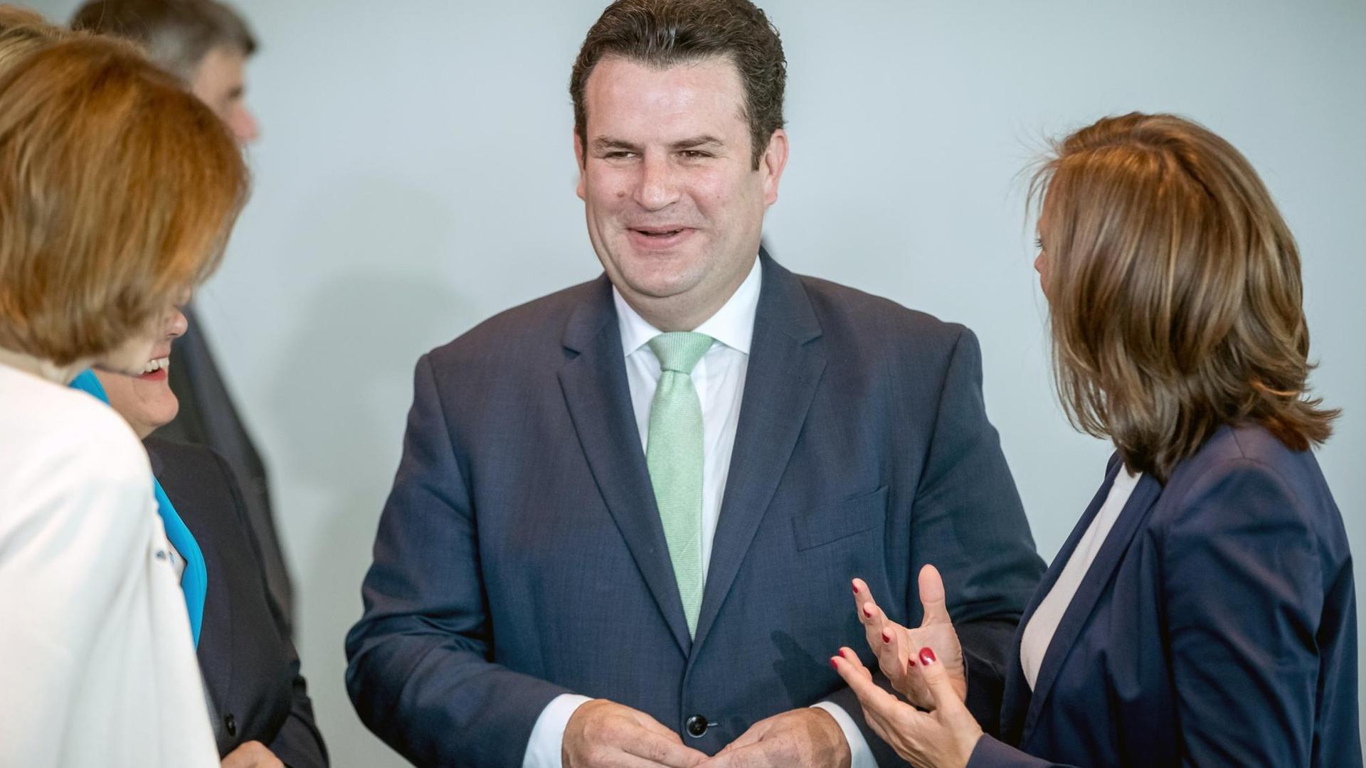 13.06.2018, Berlin: Hubertus Heil (SPD), Bundesminister für Arbeit und Soziales, spricht mit Kabinettsmitgliedern vor Beginn der Sitzung des Bundeskabinetts im Kanzleramt. 13.06.2018, Berlin: Hubertus Heil (SPD), Bundesminister für Arbeit und Soziales, spricht mit Kabinettsmitgliedern vor Beginn der Sitzung des Bundeskabinetts im Kanzleramt.