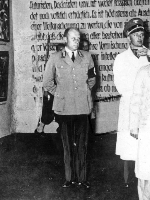 Adolf Hitler und Joseph Goebbels besuchen 1937 die Ausstellung "Entartete Kunst" im Münchner Haus der Kunst.