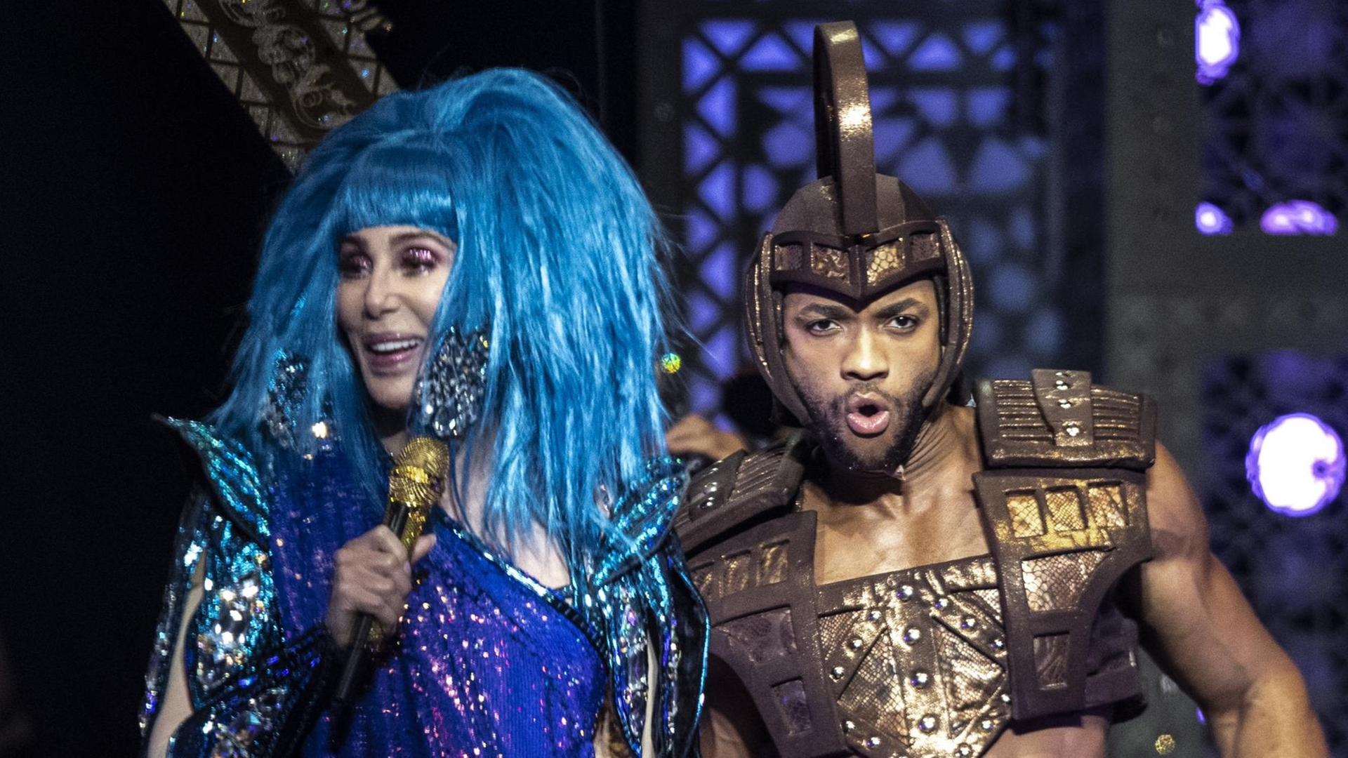 Cher singt zum Auftakt ihrer Tournee "Here we go again tour" in der Mercedes Benz Arena in Berlin. Cher singt zum Auftakt ihrer Tournee "Here we go again tour" in der Mercedes Benz Arena in Berlin.