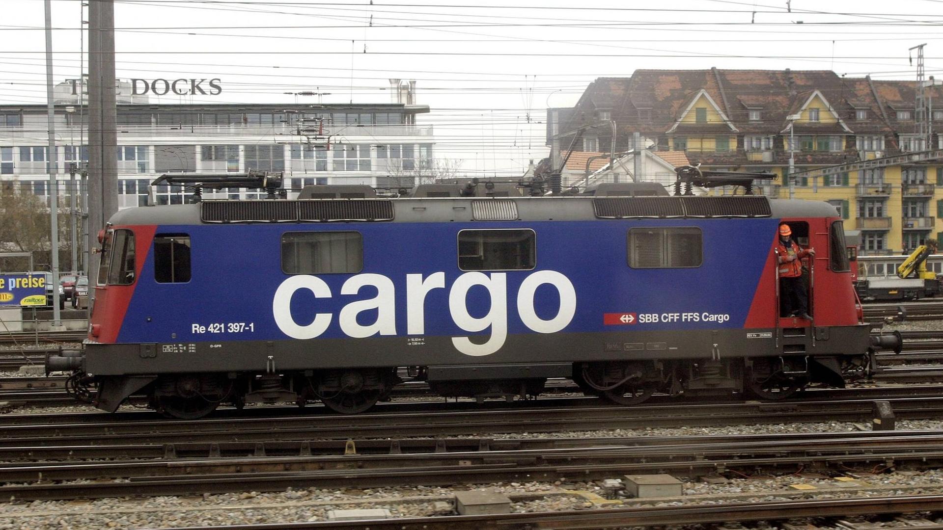 Ein Triebwagen der Abteilung -Cargo- der Schweizer Bundesbahn im Bahnhof von Basel