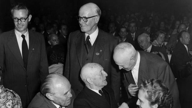Auf einem Schwarz-Weiß-Bild sind von links nach rechts zu sehen: Generalfeldmarschall a.D. Albert Kesselring, General Paul von Lettow-Vorbeck und Lucie Rommel, die Witwe von Erwin Rommel, während des Kameradschaftsabends des Afrika-Korps in Düsseldorf am 29.09.1956.