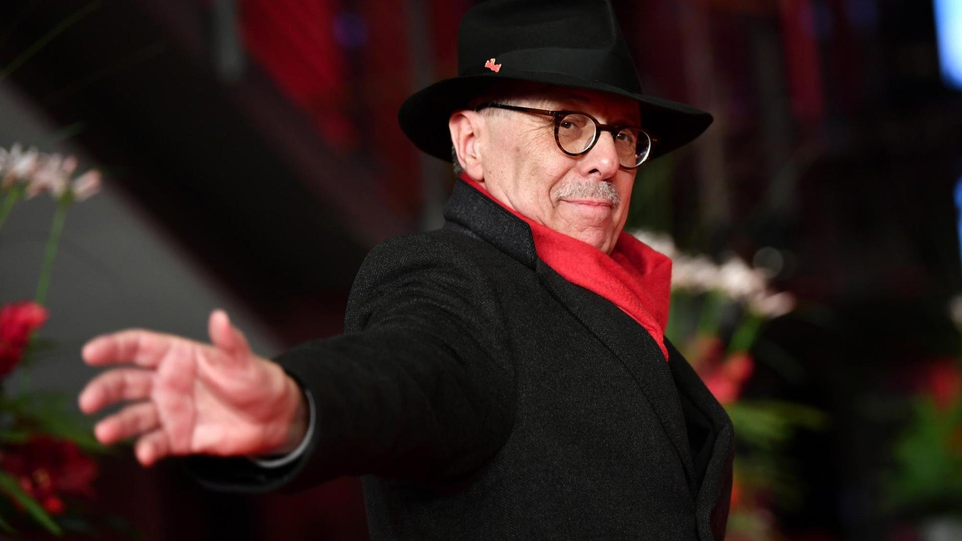 Dieter Kosslick mit rotem Schal und schwarzem Hut auf der Berlinale. Dieter Kosslick mit rotem Schal und schwarzem Hut auf der Berlinale.