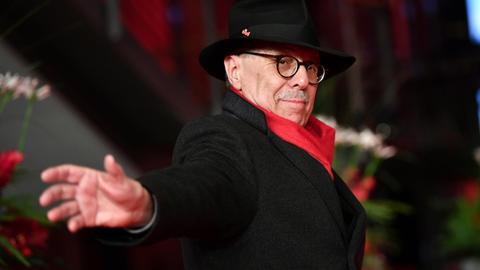 Dieter Kosslick mit rotem Schal und schwarzem Hut auf der Berlinale.