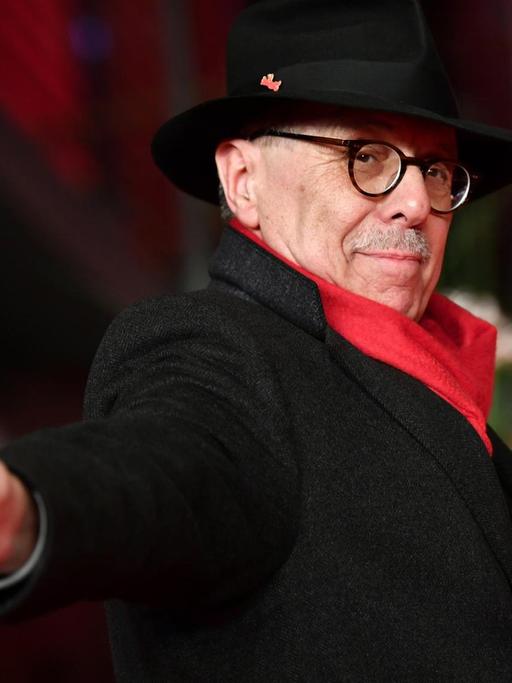 Dieter Kosslick mit rotem Schal und schwarzem Hut auf der Berlinale.