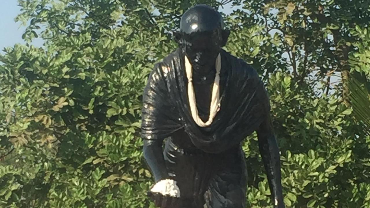 Gandhi forderte die Inder dazu auf, ihr Salz selber her zu stellen. Als Protest gegen das Salzmonopol der britischen Kolonialherren. Gandhi forderte die Inder dazu auf, ihr Salz selber her zu stellen. Als Protest gegen das Salzmonopol der britischen Kolonialherren.