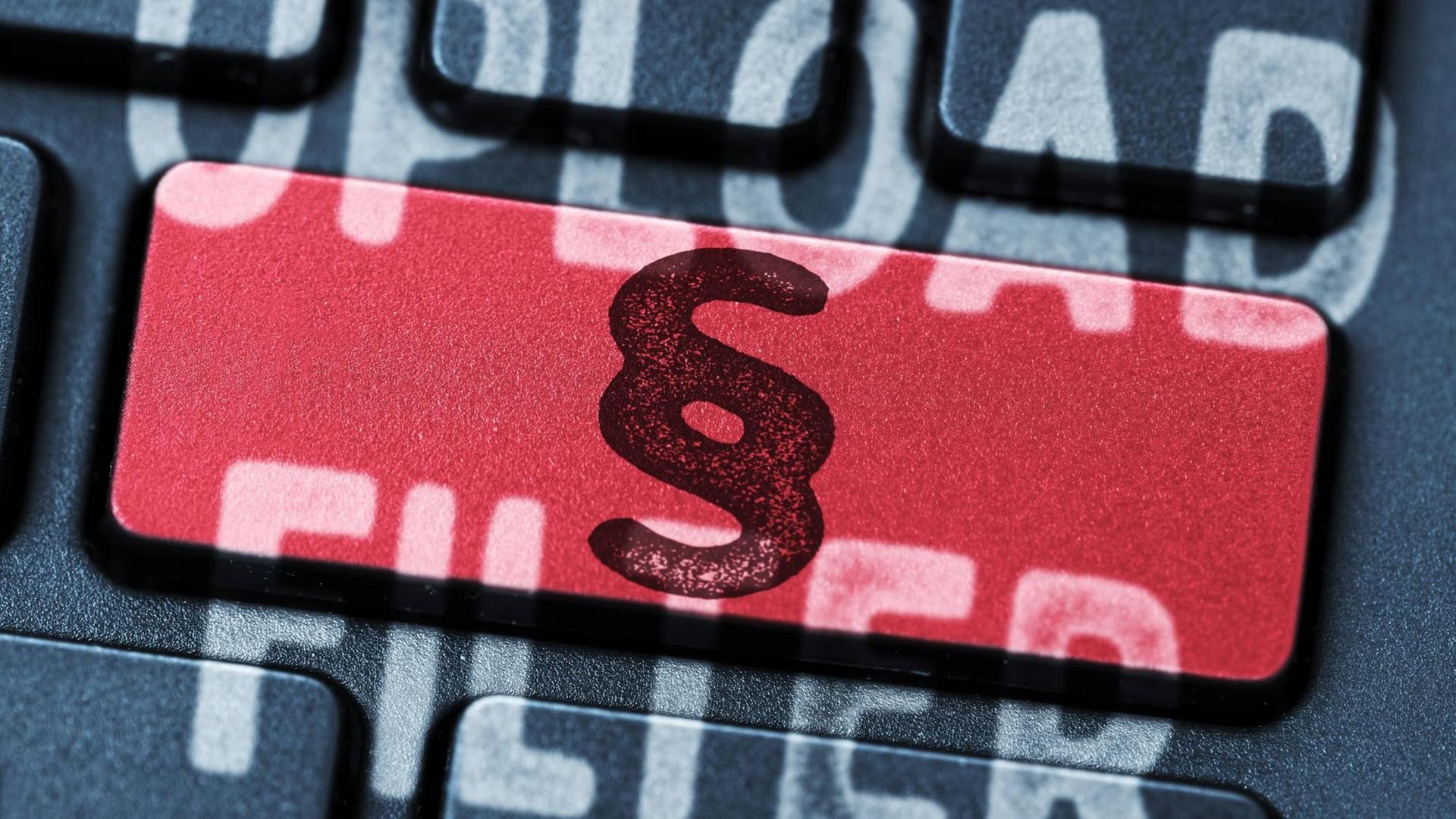 Das Bild zeigt eine Computertastatur mit Paragrafenzeichen und der Aufschrift "Uploadfilter". Das Bild zeigt eine Computertastatur mit Paragrafenzeichen und der Aufschrift "Uploadfilter".