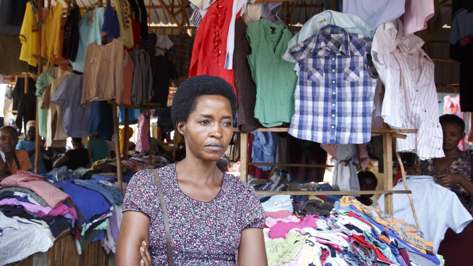 Eine Strassenhaendlerin verkauft gebrauchte Kleidungsstuecke in der Markthalle von Kigali. Eine Strassenhaendlerin verkauft gebrauchte Kleidungsstuecke in der Markthalle von Kigali.