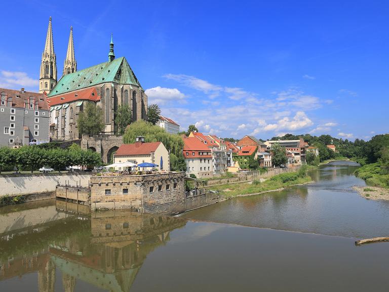 Der Fluss Neiße trennt die Stadt Görlitz in Sachsen (l) von der polnischen Stadt Zgorzelec, aufgenommen am 07.08.2014