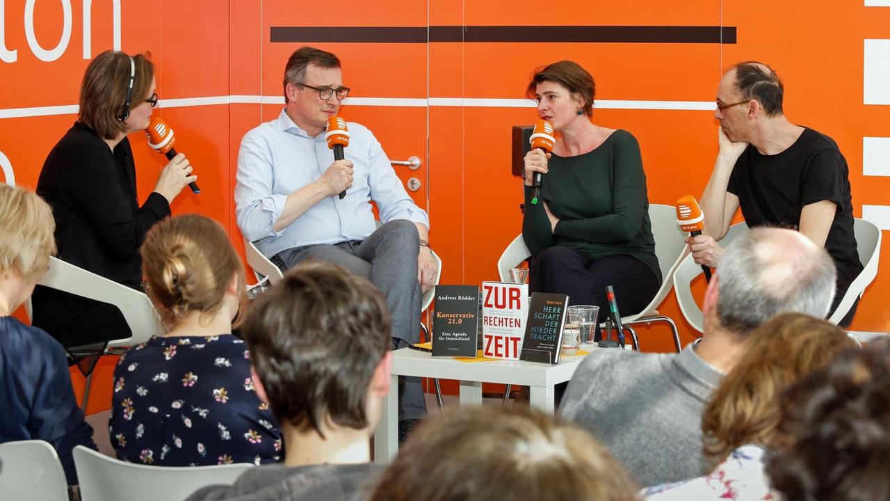 Moderatorin Monika van Bebber (v.l.n.r.) im Gespräch mit den Historikern Andreas Rödder und Christina Morina sowie Publizist Robert Misik auf der Leipziger Buchmesse 2019. Moderatorin Monika van Bebber (v.l.n.r.) im Gespräch mit den Historikern Andreas Rödder und Christina Morina sowie Publizist Robert Misik auf der Leipziger Buchmesse 2019.
