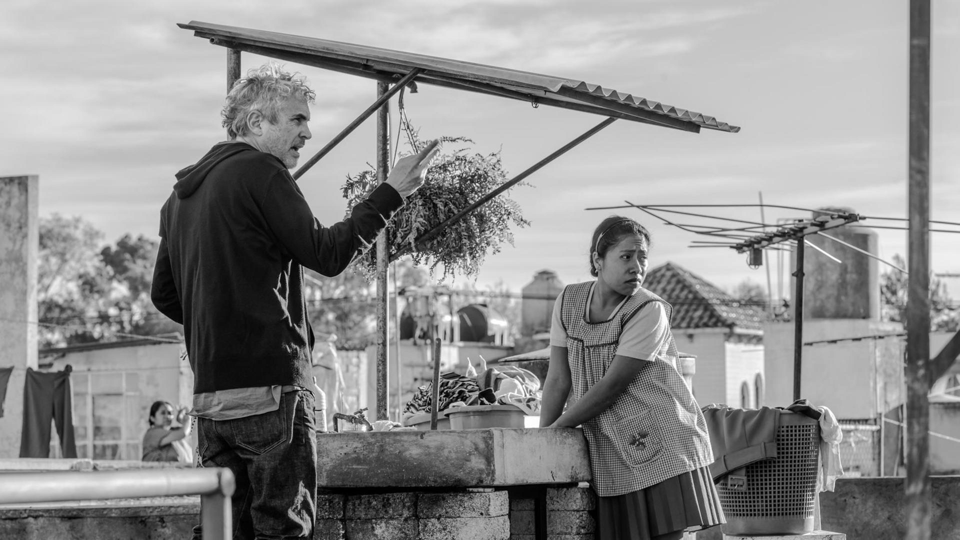Der Regisseur Alfonso Cuaròn mit seiner Hauptdarstellerin Yalitza Aparicio am Set von "Roma"