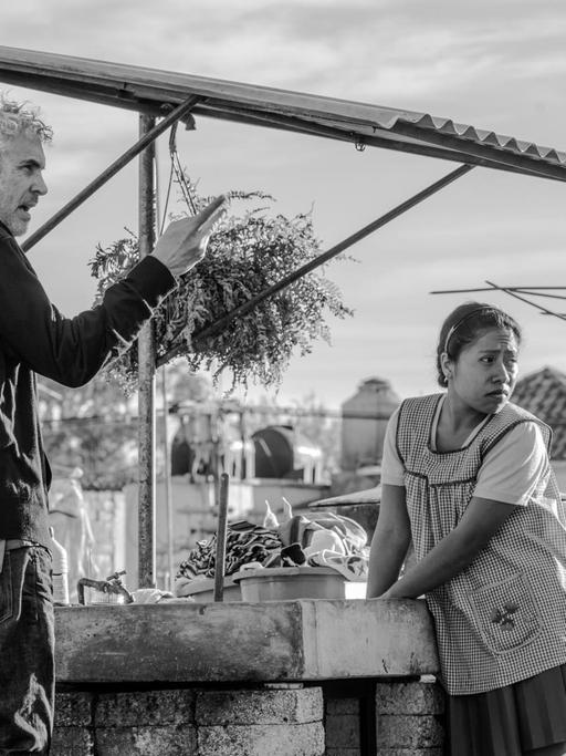 Der Regisseur Alfonso Cuaròn mit seiner Hauptdarstellerin Yalitza Aparicio am Set von "Roma"