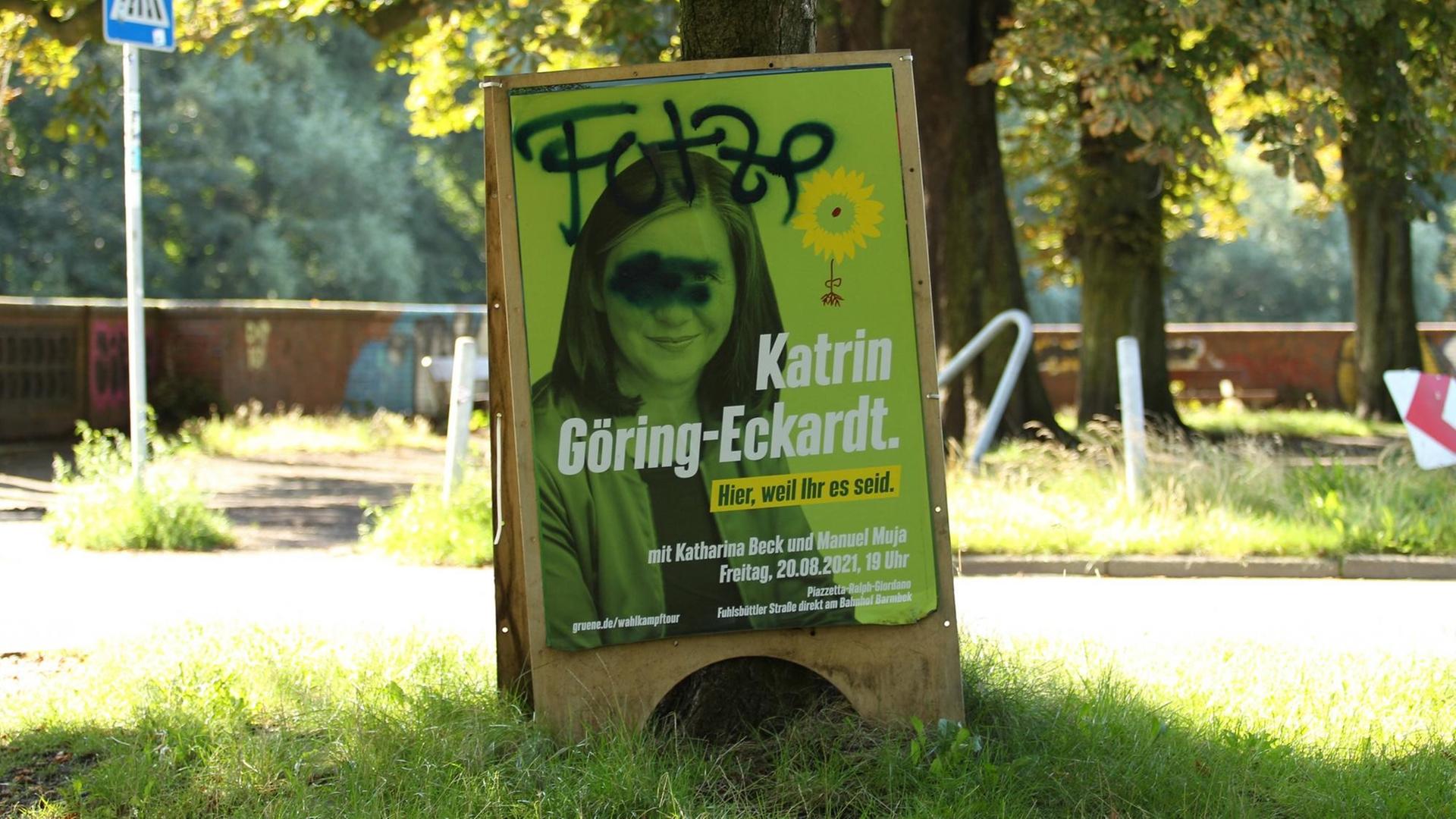 Ein Wahlkampfplakat der Politikerin Katrin Göring-Eckardt von Bündnis 90/Die Grünen im Hamburger Stadtpark wurde mit einem beleidigenden und diskreditierenden Schriftzug beschmiert. Ein Wahlkampfplakat der Politikerin Katrin Göring-Eckardt von Bündnis 90/Die Grünen im Hamburger Stadtpark wurde mit einem beleidigenden und diskreditierenden Schriftzug beschmiert.