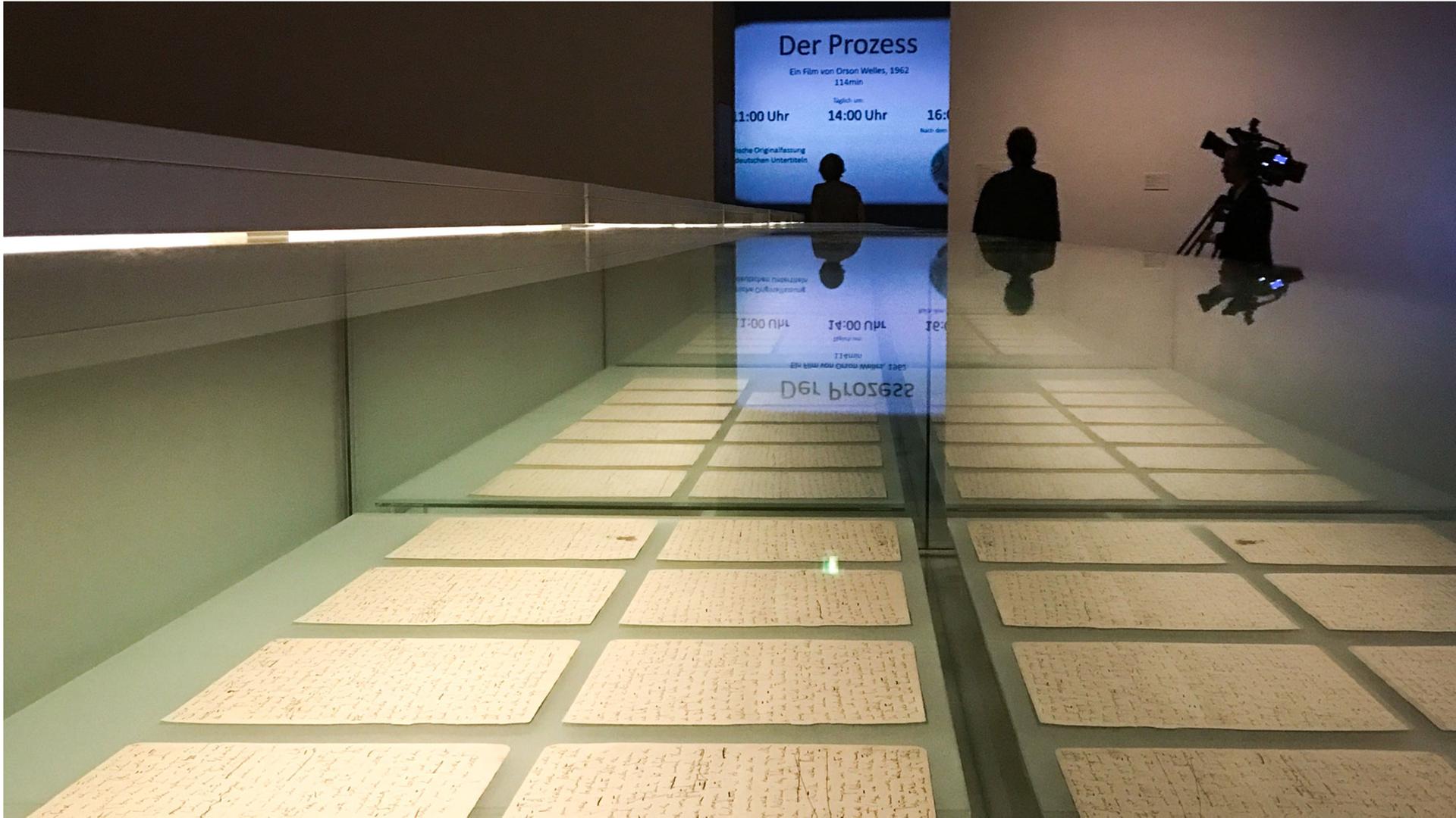 Originale Schriftstücke des Schriftstellers Franz Kafka liegen am 28.06.2017 in Berlin in einer Vitrine aus. Zu sehen ist der Fussboden der Ausstellung mit einer Leuchttafel im Hintergrund. Die Ausstellung "Franz Kafka. Der ganze Prozess" ist vom 30. Juni bis 28. August 2017 im Martin-Gropius-Bau in Berlin zu sehen. Foto: Sophia Kembowski/dpa Originale Schriftstücke des Schriftstellers Franz Kafka liegen am 28.06.2017 in Berlin in einer Vitrine aus. Zu sehen ist der Fussboden der Ausstellung mit einer Leuchttafel im Hintergrund. Die Ausstellung "Franz Kafka. Der ganze Prozess" ist vom 30. Juni bis 28. August 2017 im Martin-Gropius-Bau in Berlin zu sehen. Foto: Sophia Kembowski/dpa
