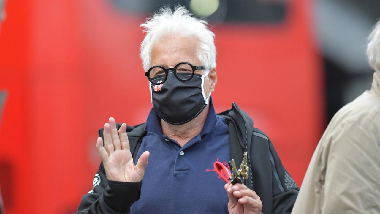 Gundolf Walaschewski, Präsident des Fußball- und Leichtathletik-Verbandes Westfalen mit einer schwarzen Schutzmaske. Gundolf Walaschewski, Präsident des Fußball- und Leichtathletik-Verbandes Westfalen mit einer schwarzen Schutzmaske.