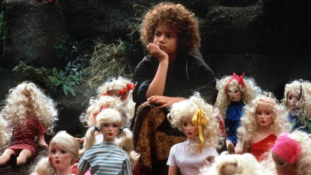 Radost Bokel als "Momo" 1985 in der Verfilmung des Kinderbuchs von Michael Ende. Ein Kind sitzt zwischen lauter Kinderpuppen und schaut nachdenklich. Radost Bokel als "Momo" 1985 in der Verfilmung des Kinderbuchs von Michael Ende. Ein Kind sitzt zwischen lauter Kinderpuppen und schaut nachdenklich.
