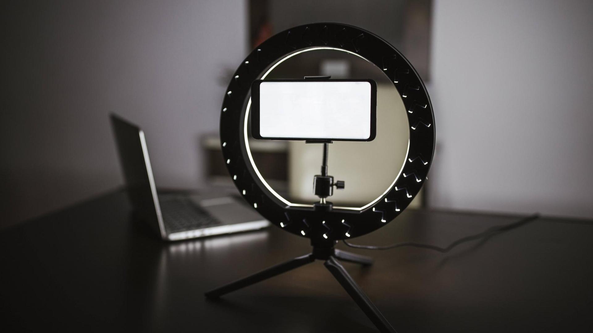 Ein Video-Setup mit Ringlicht und Smartphone auf einem Stativ Ein Video-Setup mit Ringlicht und Smartphone auf einem Stativ