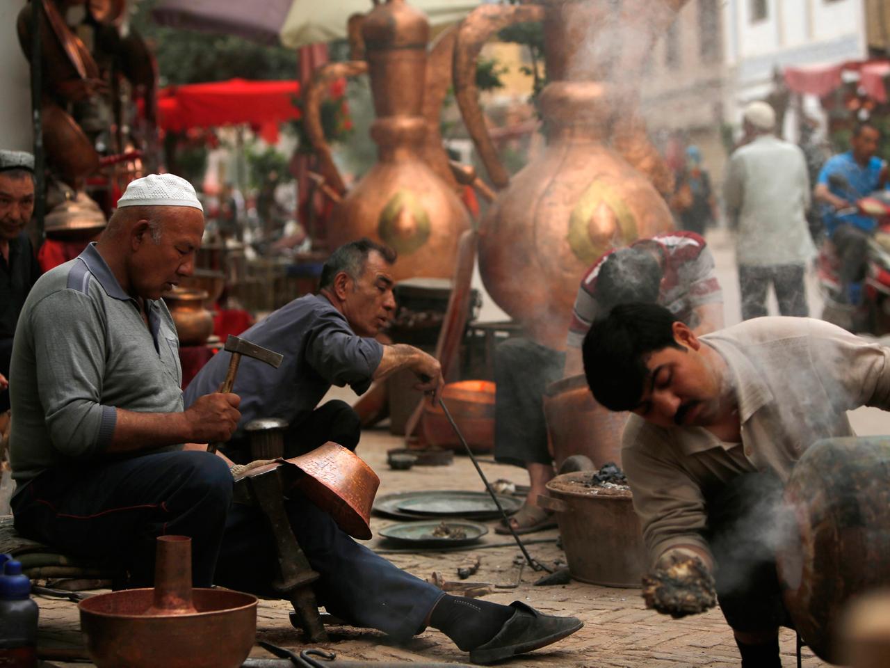 Kunsthandwerker der Uiguren auf einem Markt in Kashgar in der autonomen Provinz Xinjiang