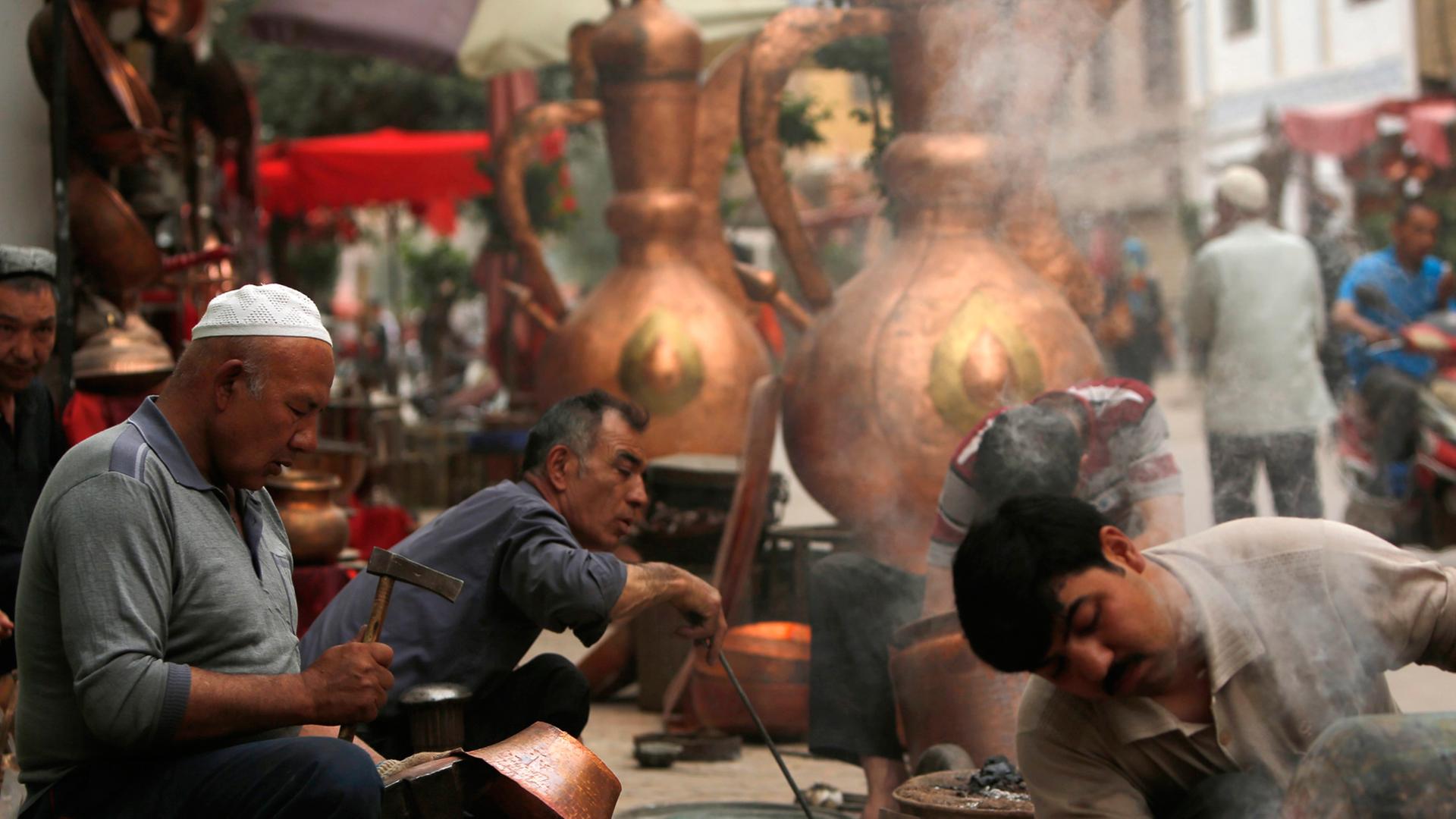 Kunsthandwerker der Uiguren auf einem Markt in Kashgar in der autonomen Provinz Xinjiang