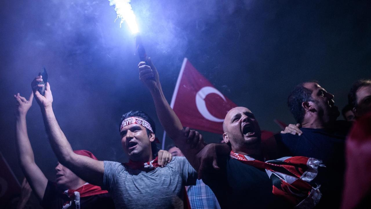 Pro-Erdogan-Demonstranten auf dem Taksim-Platz in Istanbul am 18. Juli 2016. Pro-Erdogan-Demonstranten auf dem Taksim-Platz in Istanbul am 18. Juli 2016.