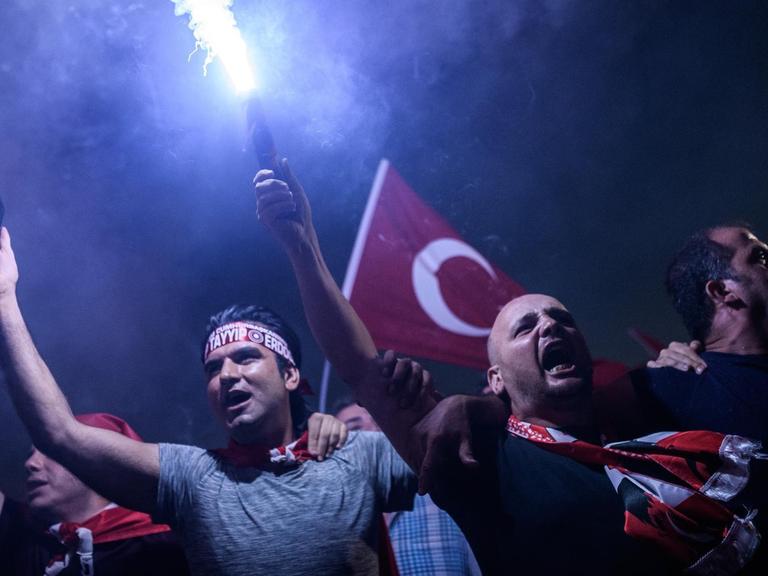 Pro-Erdogan-Demonstranten auf dem Taksim-Platz in Istanbul am 18. Juli 2016.