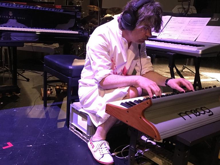 Der Pianist und Elektronikexperte Sebastian Berweck