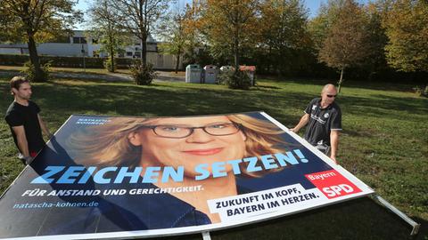 Ein Wahlplakat der SPD liegt in Bayern nach der Landtagswahl demoliert auf dem Boden.