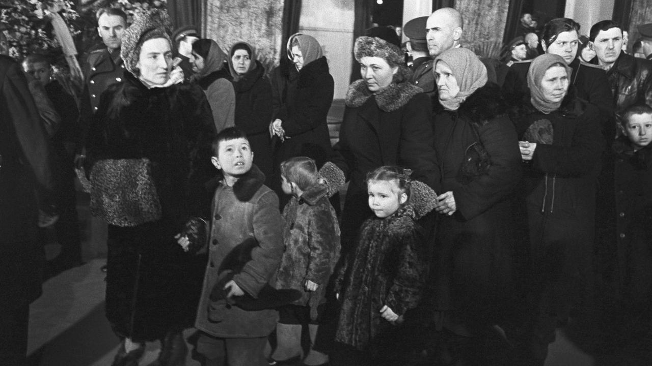 Die Moskauer kamen in Massen, um Josef Stalin zu verabschieden. Die Moskauer kamen in Massen, um Josef Stalin zu verabschieden.