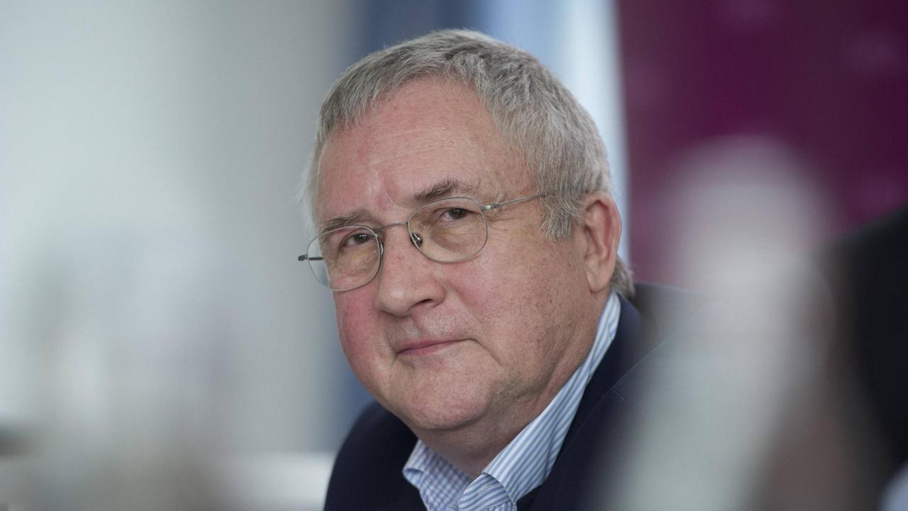 FORSA-Geschäftsführer Manfred Güllner (SPD) bei der Klausurtagung des erweiterten Landesvorstands der Berliner SPD im nhow-Hotel. FORSA-Geschäftsführer Manfred Güllner (SPD) bei der Klausurtagung des erweiterten Landesvorstands der Berliner SPD im nhow-Hotel.