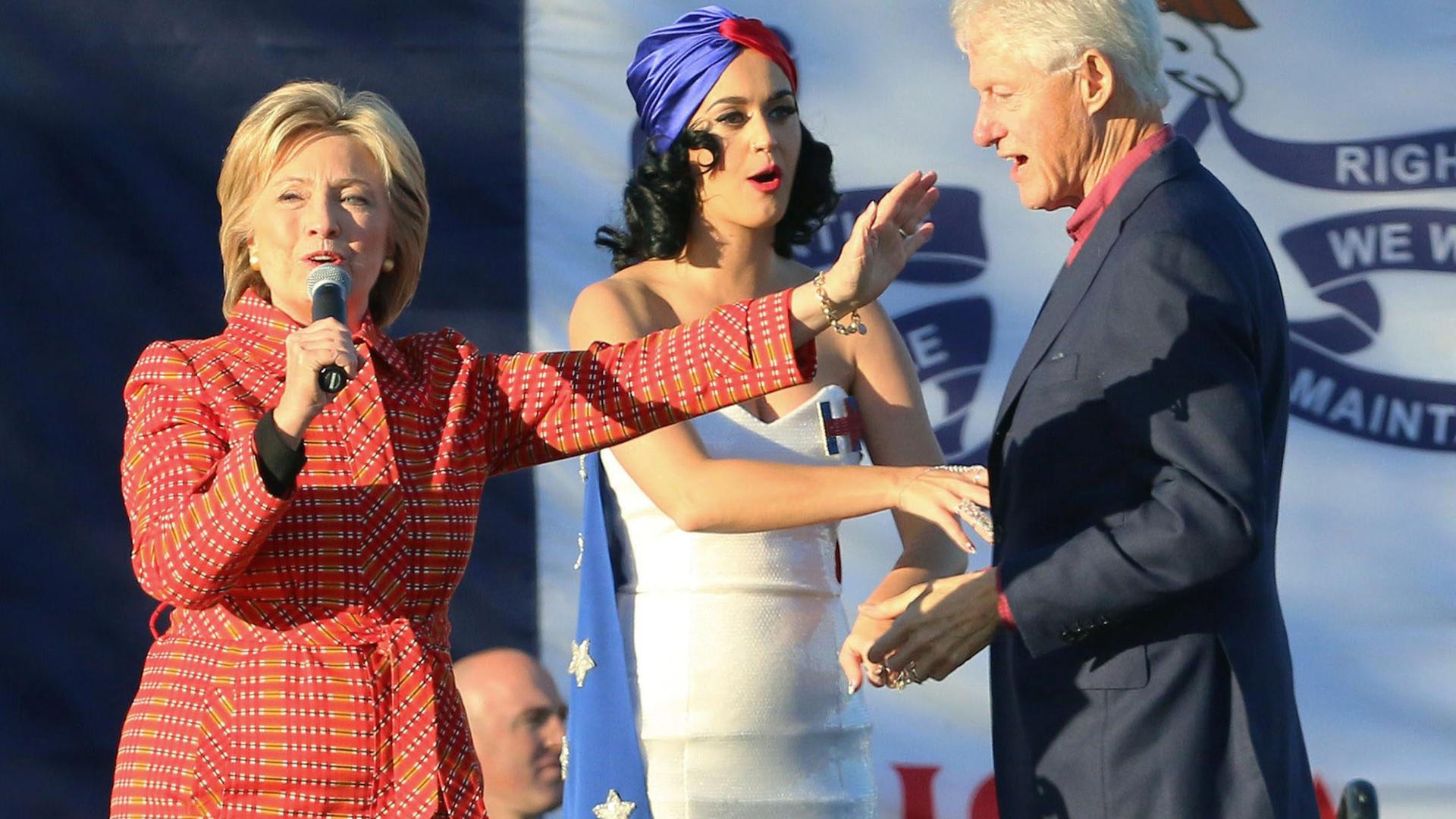 Hillary Clinton bei einer Wahlkampfveranstaltung in Iowa, zusammen mit ihrem Mann, Ex-Präsident Bill Clinton, und der Sängerin Katy Perry (Mitte).