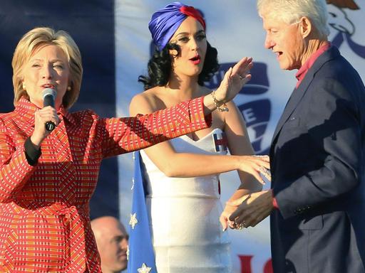 Hillary Clinton bei einer Wahlkampfveranstaltung in Iowa, zusammen mit ihrem Mann, Ex-Präsident Bill Clinton, und der Sängerin Katy Perry (Mitte).