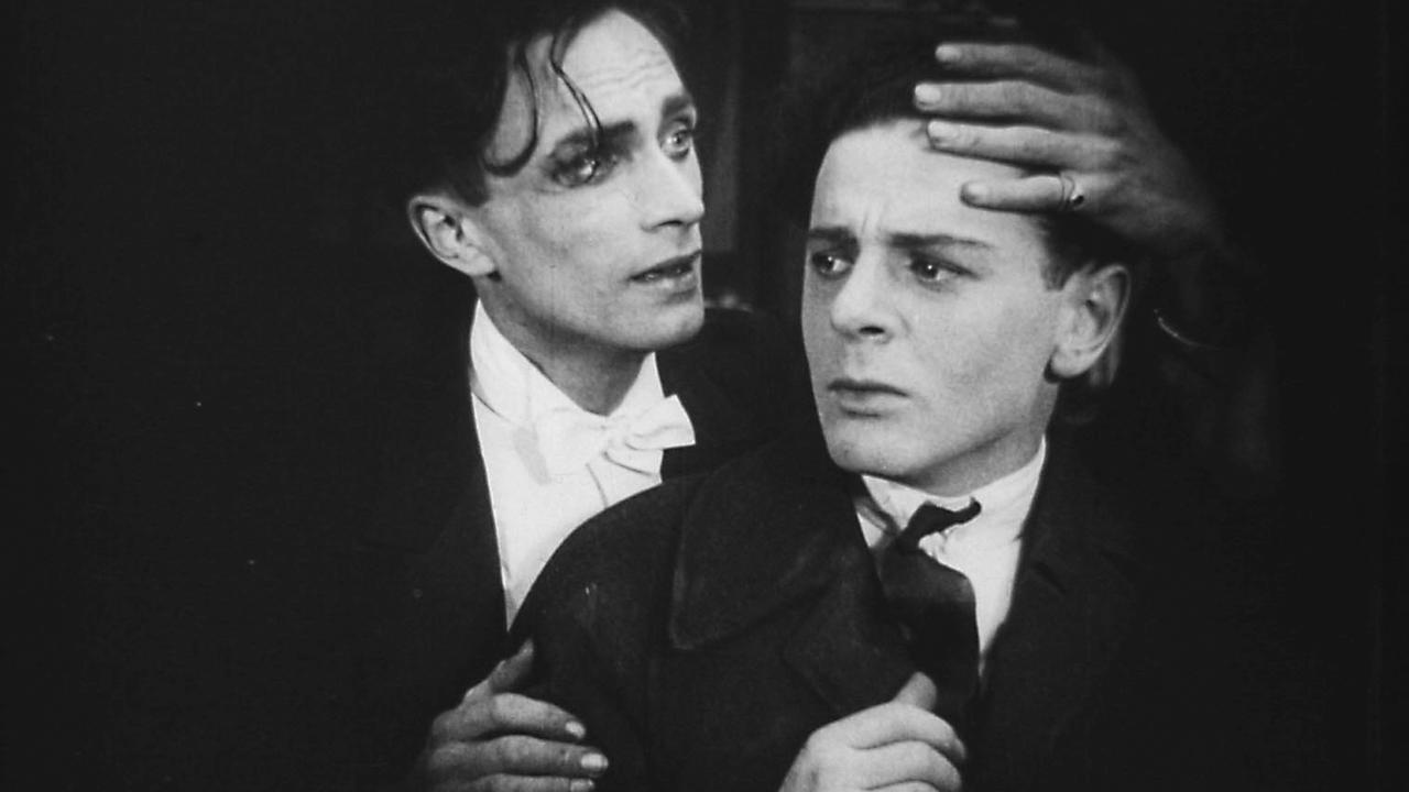 Filmszene aus "Anders als die Anderen": Ein Mann legt seine Hand um den Kopf eines anderen. Filmszene aus "Anders als die Anderen": Ein Mann legt seine Hand um den Kopf eines anderen.