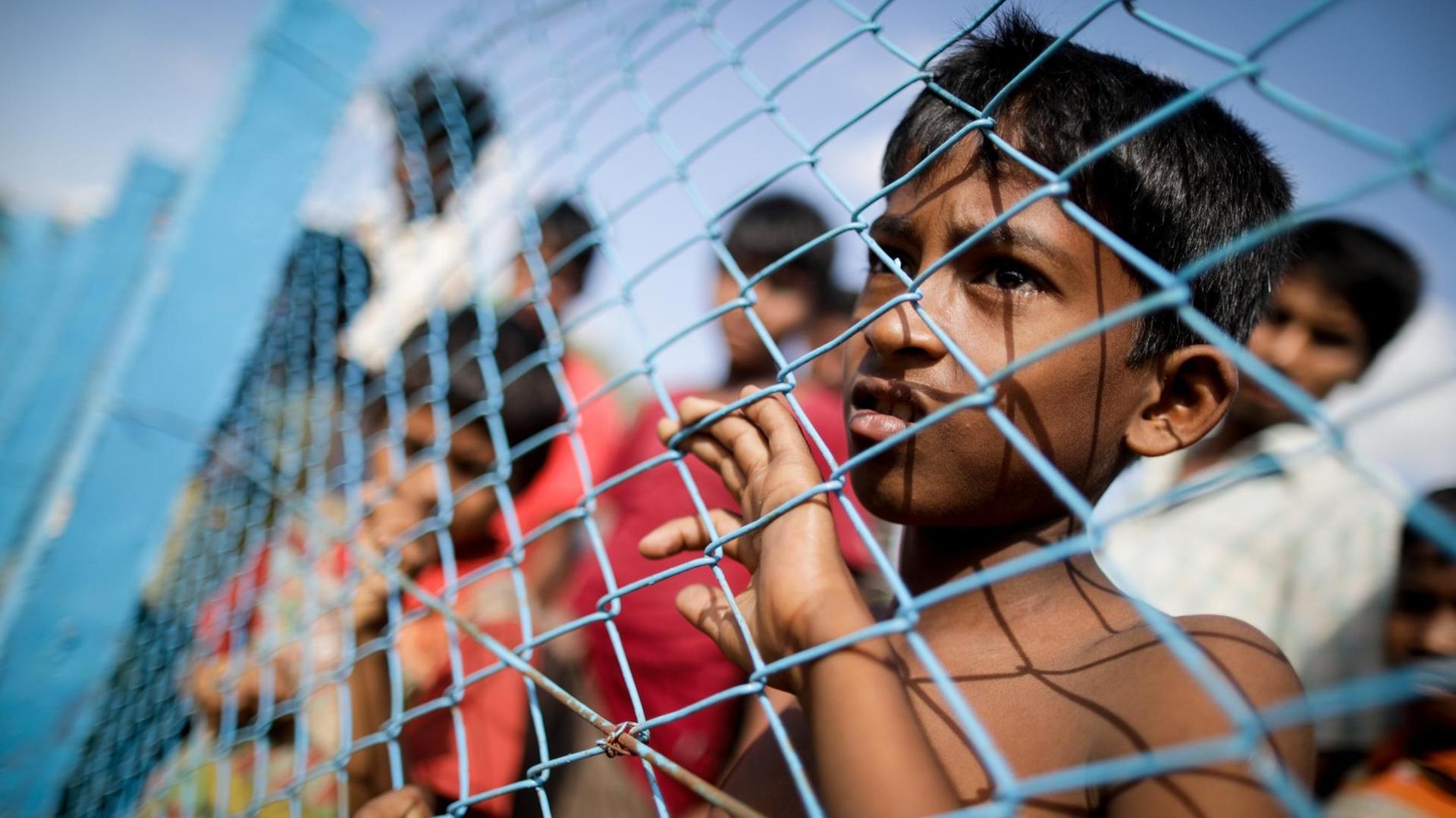 Rohingya-Kinder beobachten am 19.11.2017 im Flüchtlingslager Kutupalong Außenminister Gabriel bei dem Besuch einer Krankenstation. Rohingya-Kinder beobachten am 19.11.2017 im Flüchtlingslager Kutupalong Außenminister Gabriel bei dem Besuch einer Krankenstation.