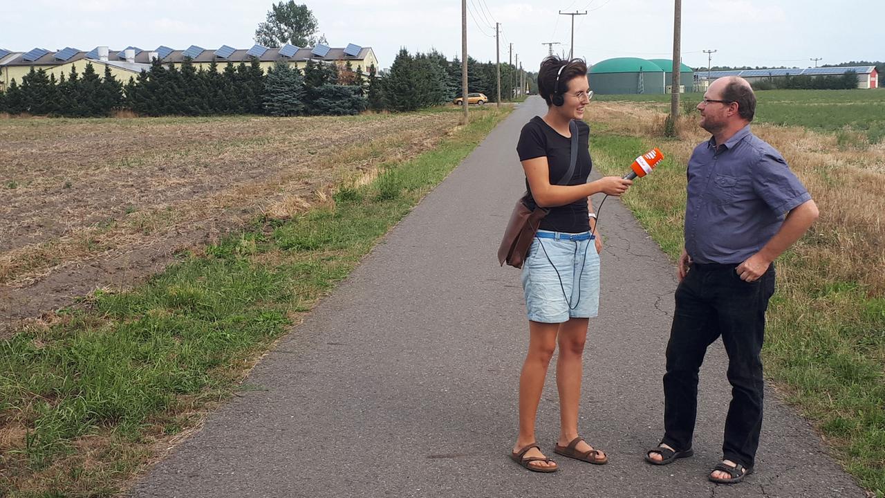 Autorin Johanna Tirnthal mit Umweltaktivist René Schuster in der Lausitz. Autorin Johanna Tirnthal mit Umweltaktivist René Schuster in der Lausitz.