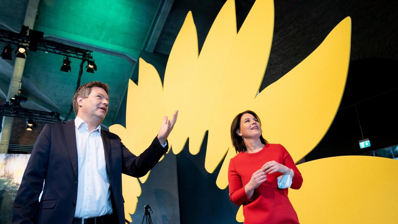 Annalena Baerbock (r), Bundesvorsitzende von Bündnis 90/Die Grünen, und Robert Habeck, Bundesvorsitzender von Bündnis 90/Die Grünen, kommen zur Vorstellung des Entwurfs des Grünen-Wahlprogramms für die Bundestagswahl. Über das Wahlprogramm stimmt der Parteitag im Juni ab. Annalena Baerbock (r), Bundesvorsitzende von Bündnis 90/Die Grünen, und Robert Habeck, Bundesvorsitzender von Bündnis 90/Die Grünen, kommen zur Vorstellung des Entwurfs des Grünen-Wahlprogramms für die Bundestagswahl. Über das Wahlprogramm stimmt der Parteitag im Juni ab.