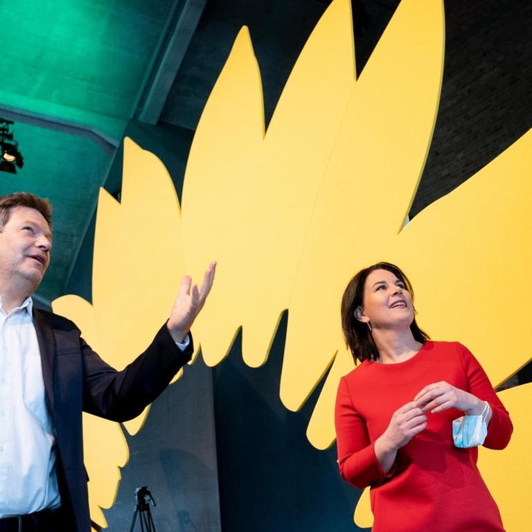 Annalena Baerbock (r), Bundesvorsitzende von Bündnis 90/Die Grünen, und Robert Habeck, Bundesvorsitzender von Bündnis 90/Die Grünen, kommen zur Vorstellung des Entwurfs des Grünen-Wahlprogramms für die Bundestagswahl. Über das Wahlprogramm stimmt der Parteitag im Juni ab.