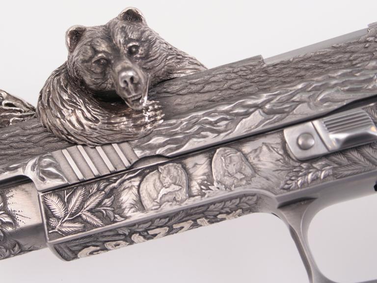 Eine Pistole P226 in der Ausführung "Grizzly" des Waffenherstellers Sig Sauer