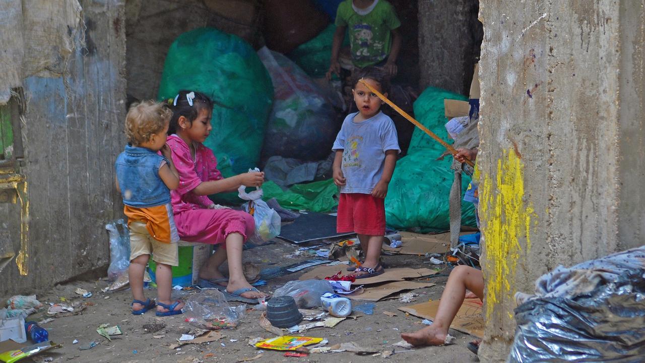 Kinder spielen im Erdgeschoss ihres Hauses, wo ebenfalls Müll zum Sortieren abgelegt wird, diese weitverbreitete Tatsache ist die Hauptursache dafür, dass Krankheiten aufgrund mangelnder Hygiene in dieser Gegend so weit verbreitet sind.