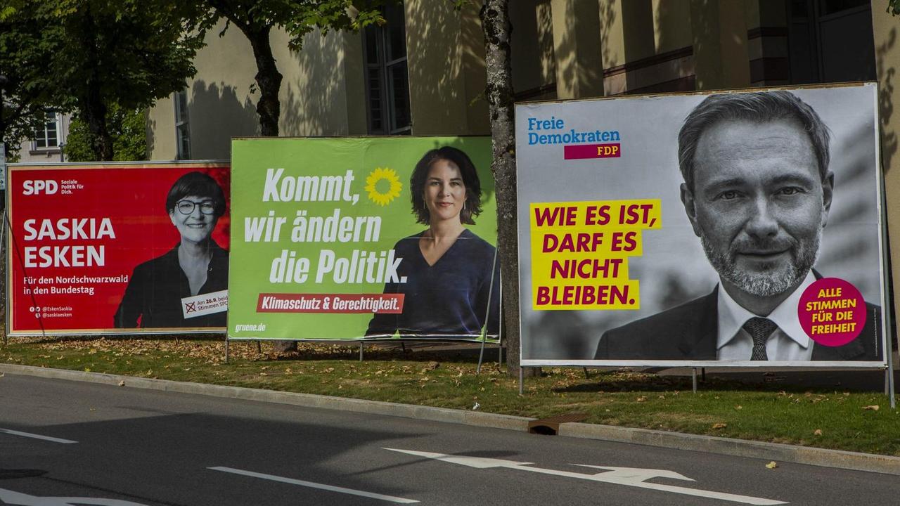 Drei Wahlplakate stehen nebeneinander, von SPD, Grünen und FDP. Drei Wahlplakate stehen nebeneinander, von SPD, Grünen und FDP.