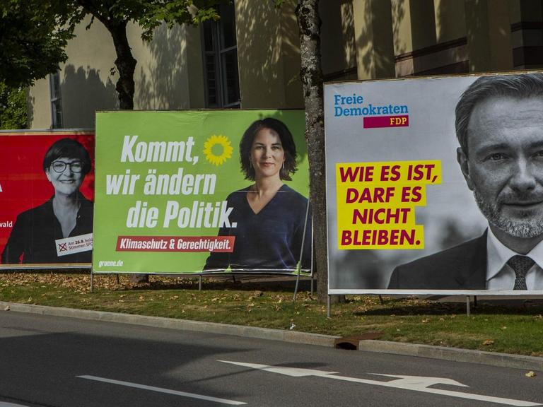 Drei Wahlplakate stehen nebeneinander, von SPD, Grünen und FDP.