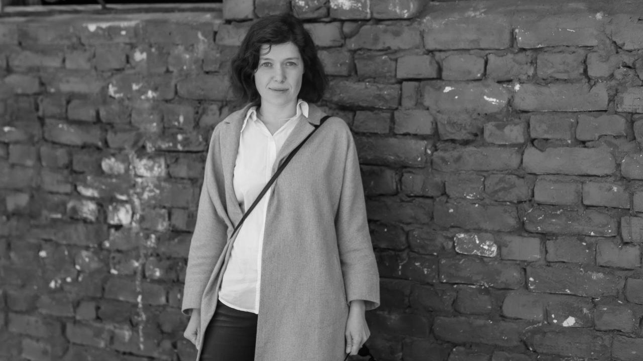 Porträt von Yevgenia Belorusets, an eine Backsteinwand gelehnt. Porträt von Yevgenia Belorusets, an eine Backsteinwand gelehnt.
